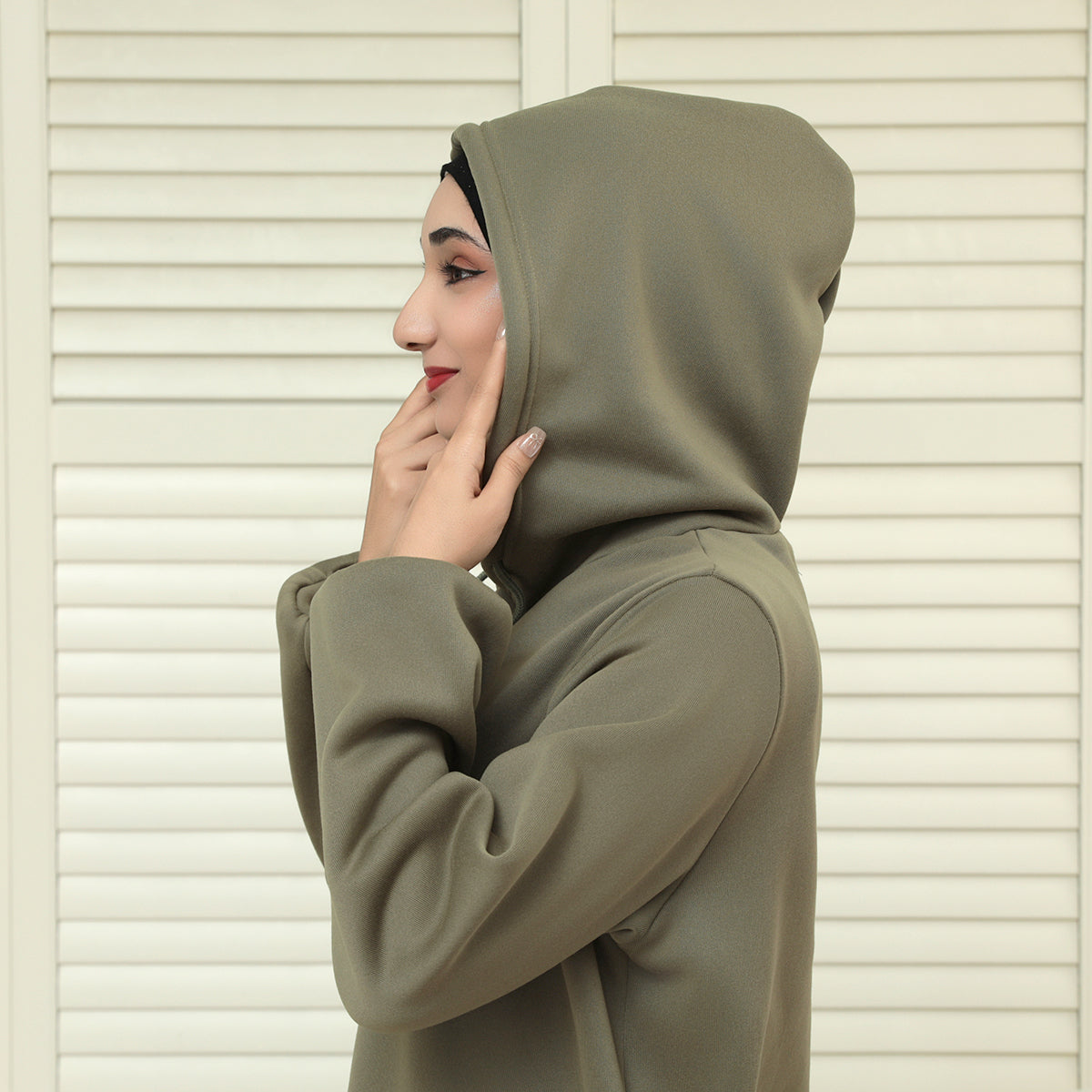 Winter Hoodie Abaya Dress with Pockets – Fleece-Lined Wrinkle-Resistant Modest Wear for Women(NCA012)